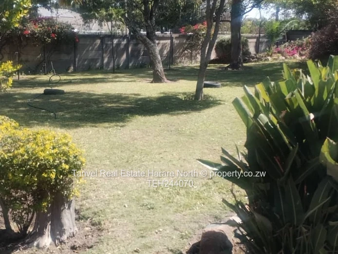 Hatfield house on 4600sq m, walled and gated, swimming pool, well with pump and 5000ltr tank, 2bdrmd