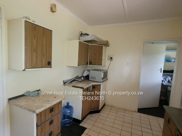 VAINONA HOUSE FOR SALE. In close proximity to SAM LEVY, GROOMBRIDGE, ARUNDEL SHOPPING CENTERS  3 bed