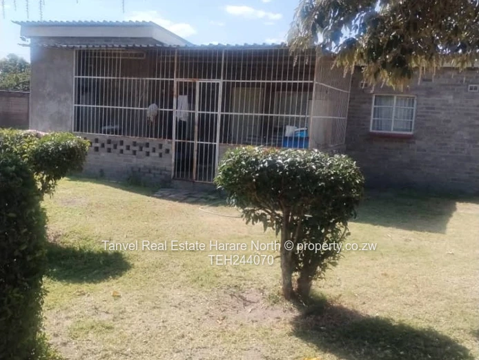 Hatfield house on 4600sq m, walled and gated, swimming pool, well with pump and 5000ltr tank, 2bdrmd