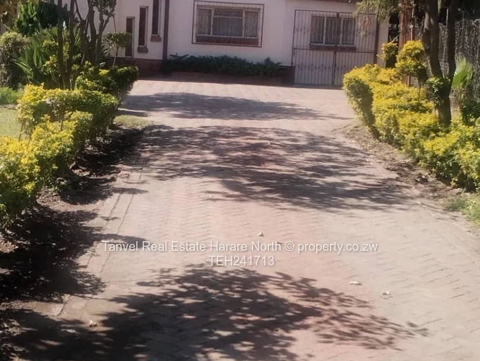 Hatfield HOUSE FOR SALE 150k.  Situated on 2300sqm, 5 bedrooms (main en-suite)  2 bathrooms + 2 sepa