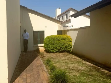 2 Bedroom Flat & Apartment