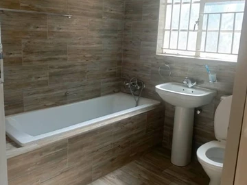 4 Bedroom Flat & Apartment