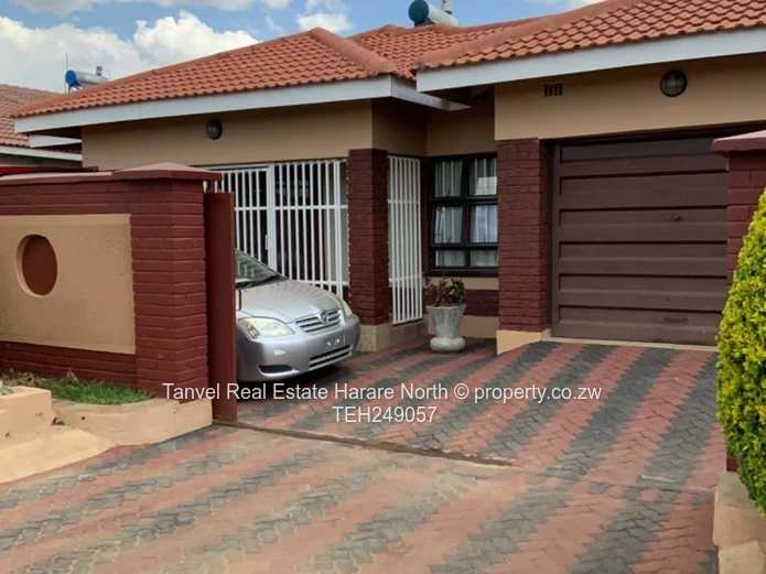 Madokero 165k,The house has the following features: Durawall Pavers Wifi Solar gyeser Solar system.