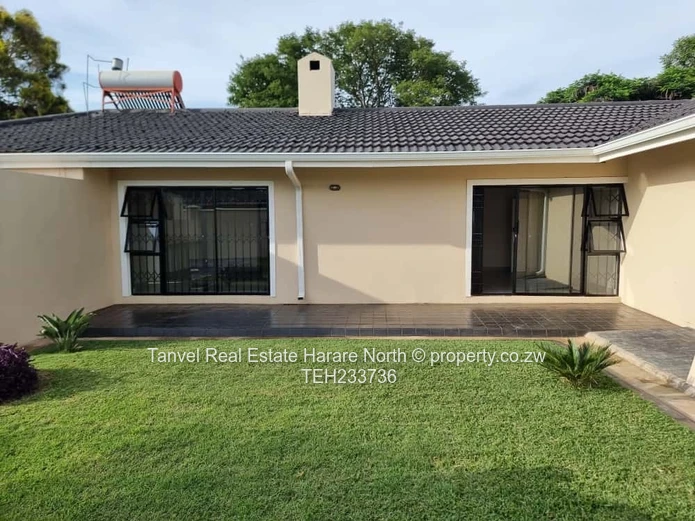 Strathaven House for sale with 3 bedrooms,a tv lounge and sitting lounge, fitted kitchen