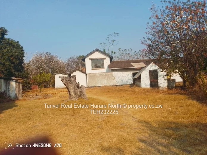 Hatfield: main house with 4 beds mes, plus one on top story, separate dinning room and lounge. 