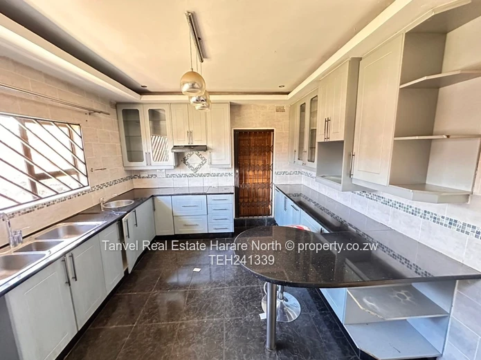 For sale  Meyrick park Cluster  3 beds main bedroom with en-suite ,BICs, dining, lounge