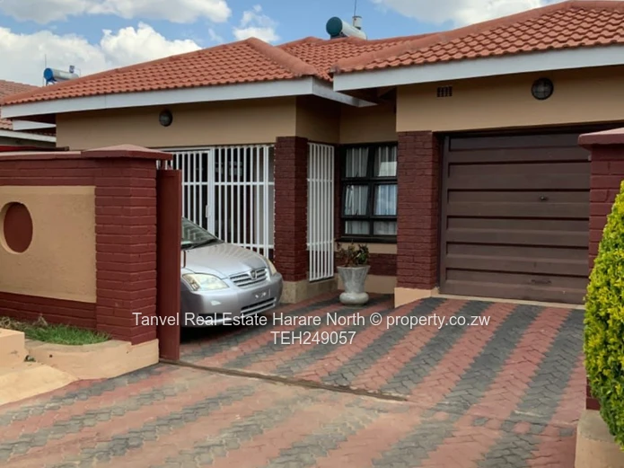 Madokero 165k,The house has the following features: Durawall Pavers Wifi Solar gyeser Solar system.