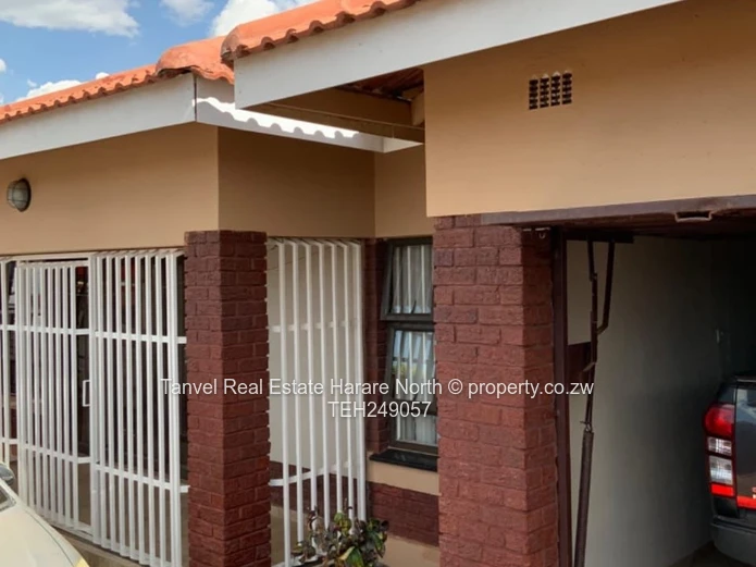 Madokero 165k,The house has the following features: Durawall Pavers Wifi Solar gyeser Solar system.