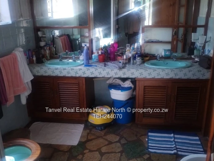 Hatfield house on 4600sq m, walled and gated, swimming pool, well with pump and 5000ltr tank, 2bdrmd