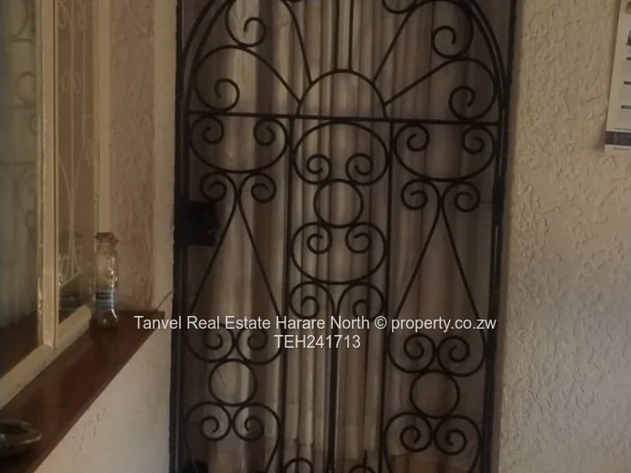 Hatfield HOUSE FOR SALE 150k.  Situated on 2300sqm, 5 bedrooms (main en-suite)  2 bathrooms + 2 sepa