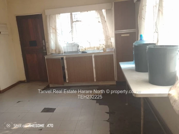 Hatfield: main house with 4 beds mes, plus one on top story, separate dinning room and lounge. 