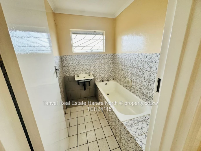 Msasa Park house to let just off Mukuvisi Drive with 3 bedrooms(with built -in cupboards), Spacious 